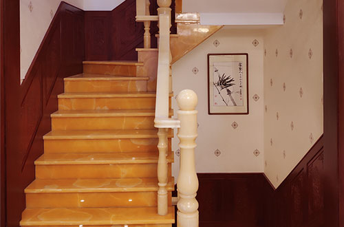 洛龙中式别墅室内汉白玉石楼梯的定制安装装饰效果